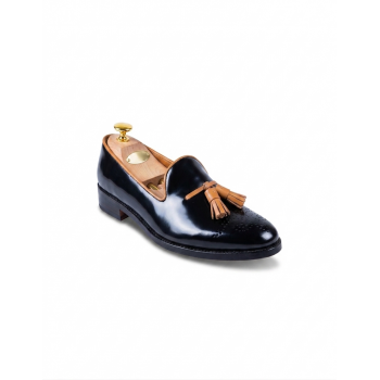 BLACK AND BEIGE SHOES MODEL... 2