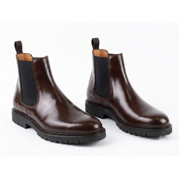 BROWN CHELSEA BOOTS MODEL...
