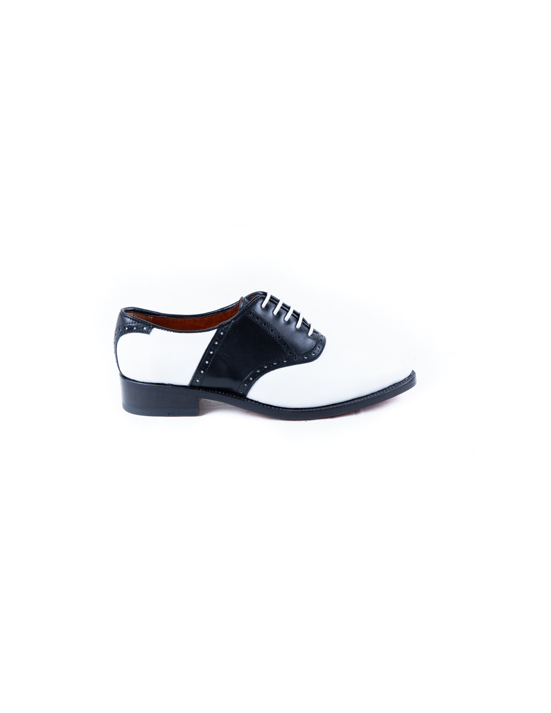 Zapatos combinados en blanco y negro 2025